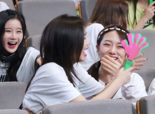 安崎不小心把拍手器甩了出去,誰注意蔡徐坤說了句啥 不愧是制作人